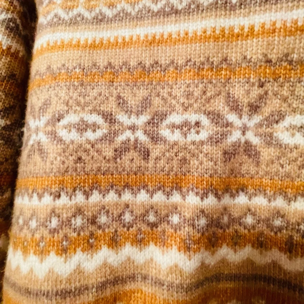 Cropped Button Sweater - Picture 4 of 5